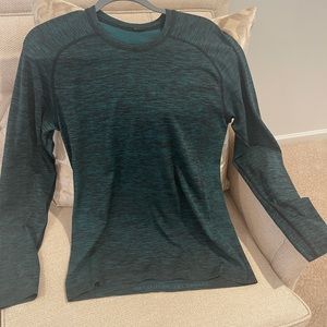 Men lululemon shirt size medium. Great condition.